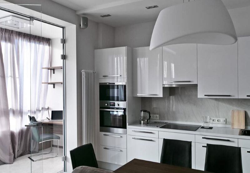 Intérieur de cuisine blanc de 9 mètres carrés avec balcon