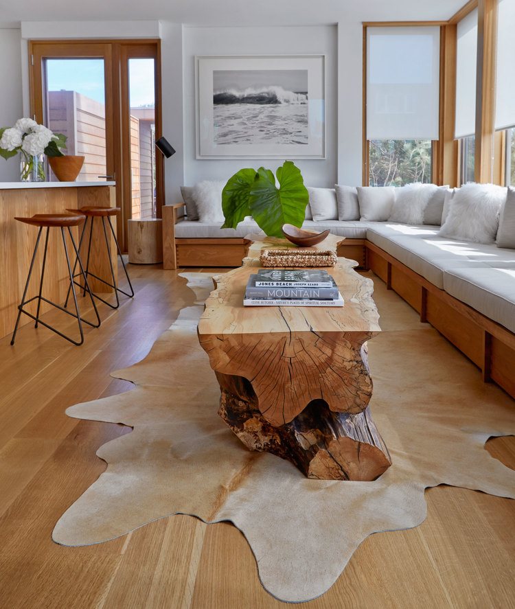 Table basse en bois massif dans une cuisine spacieuse