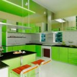 Luminosa cucina spaziosa con mobili verde brillante