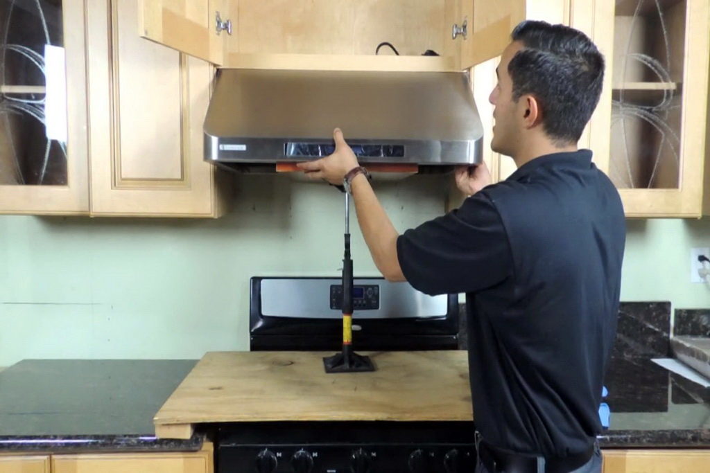 Installazione della cappa da cucina fai-da-te