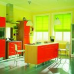 Cucina luminosa con una combinazione di rosso, lime e legno chiaro