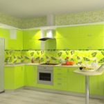 Cucina luminosa e allegra con mobili color lime e grembiule con farfalle