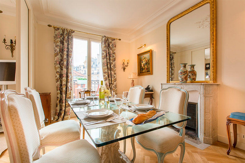 Large mirror above the fireplace in the kitchen-living room