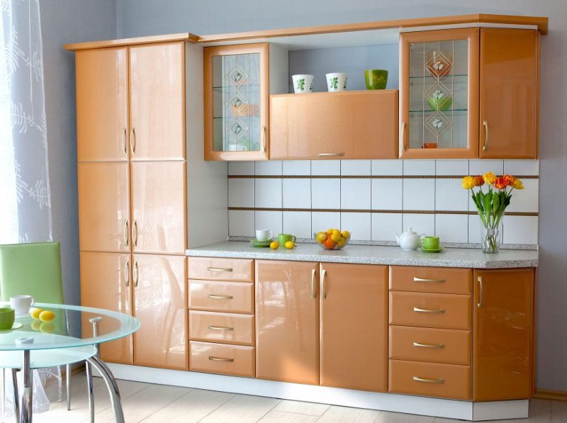 Decorare una cucina lineare color pesca