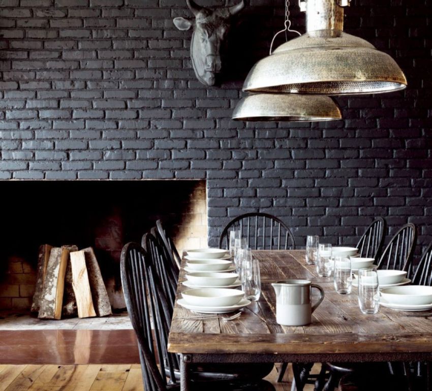 Tavolo da pranzo in legno nella cucina in stile loft