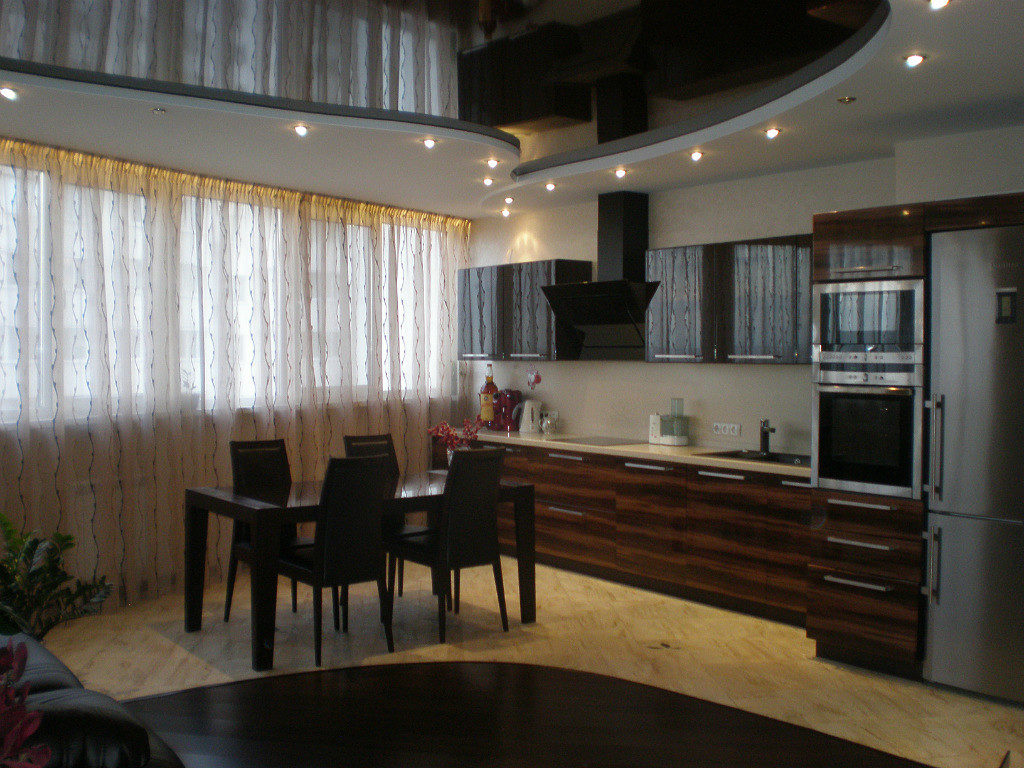 Interno cucina nera e marrone