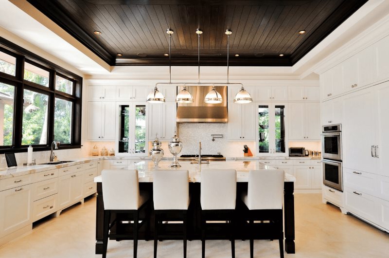 Intérieur de cuisine avec plafond noir dans une maison privée