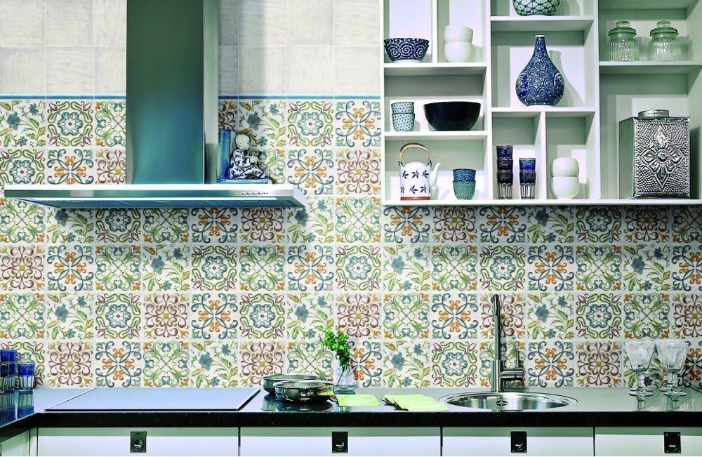 Decorating a kitchen apron with majolica tiles