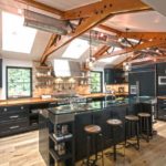 Strutture in legno sul soffitto della cucina