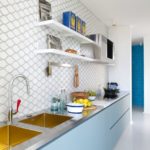 Kitchen arrangement without hanging cupboards