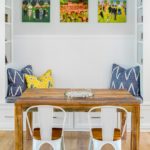 Table de déjeuner en bois avec la famille