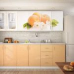 Cucina lineare con pesche sulle facciate