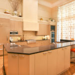 Interno cucina con facciate chiuse