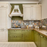 Cucina beige e verde in stile moderno.