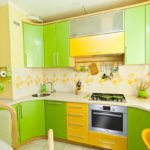 Cucina luminosa nei toni del giallo e del verde