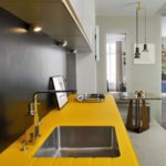 Modulo cucina con piano di lavoro giallo