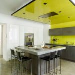 Soffitto giallo all'interno della cucina