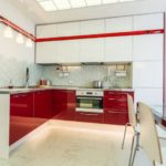 L'interno della cucina rossa e bianca