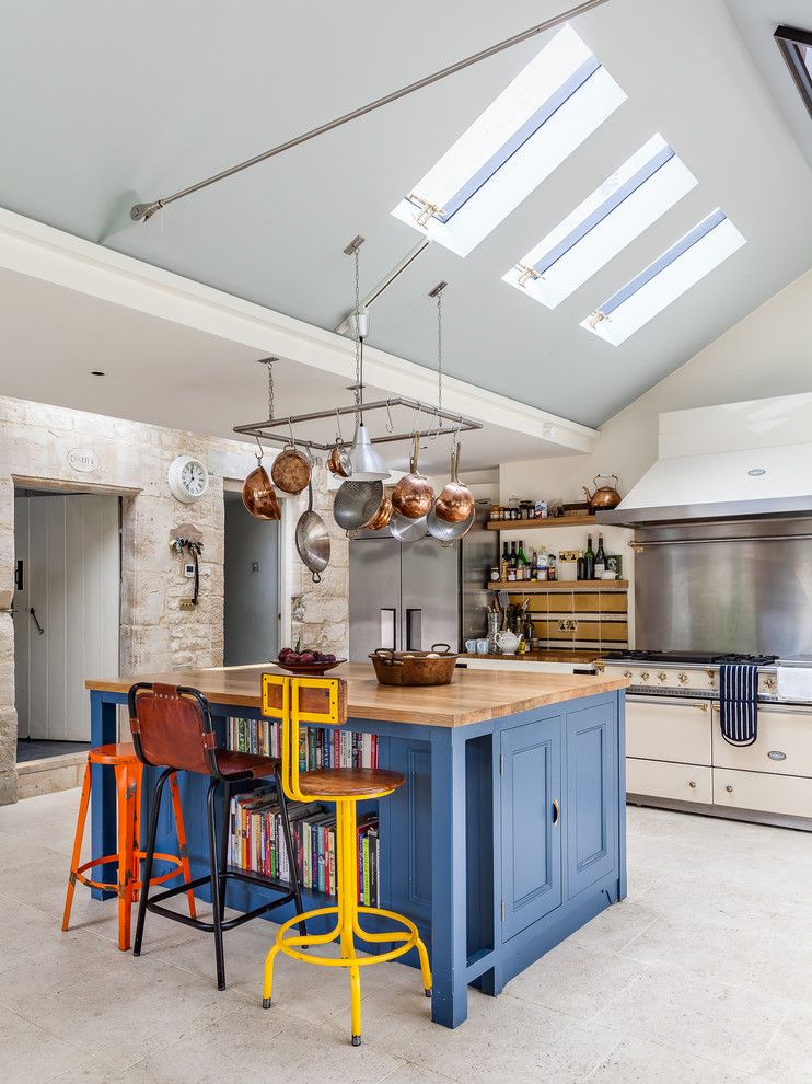 Bar stools in contrasting colors in the kitchen with blue ceiling