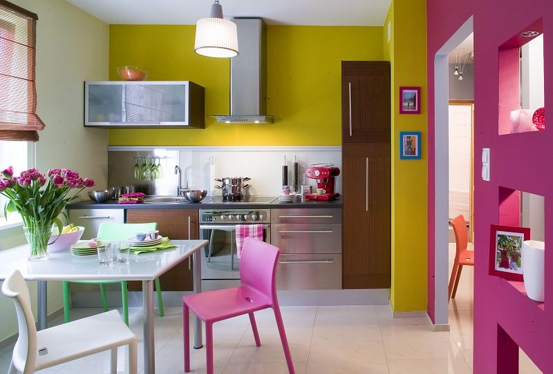 Cuisine rose et jaune dans une maison moderne