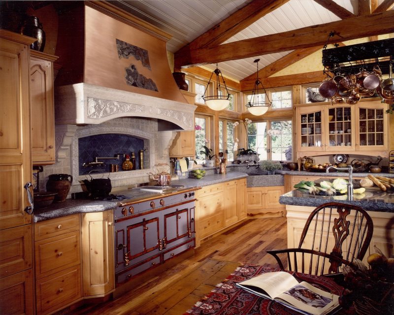 Intérieur de cuisine de style rustique avec des meubles en bois