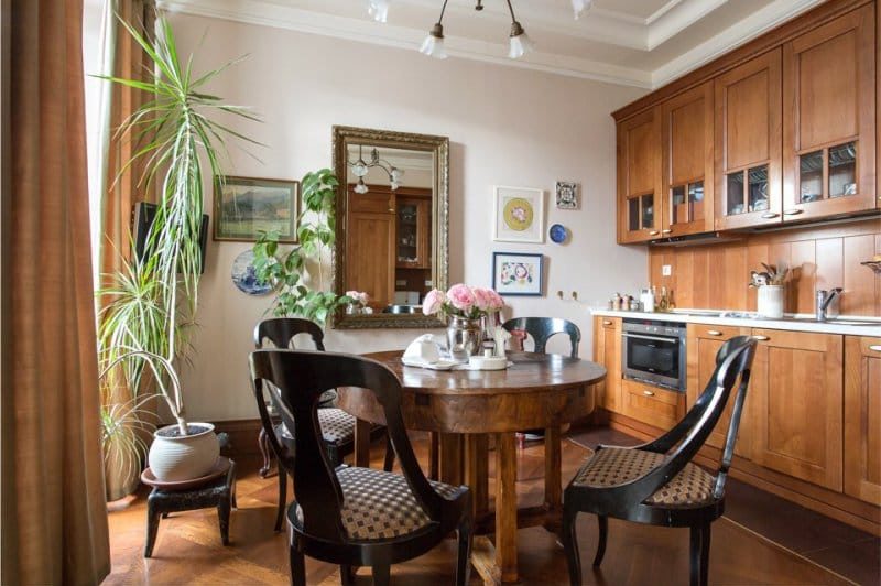 Intérieur de cuisine avec ensemble en bois brun