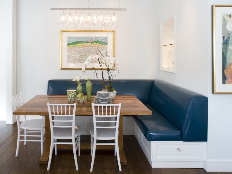 Soft kitchen corner with leather sofa