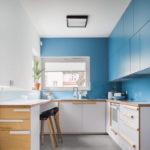 Bella cucina con facciate blu e soffitto bianco