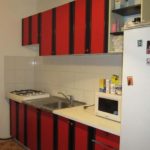 Ensemble rouge avec décor noir dans une cuisine beige