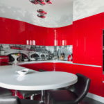 Colore rosso all'interno della cucina