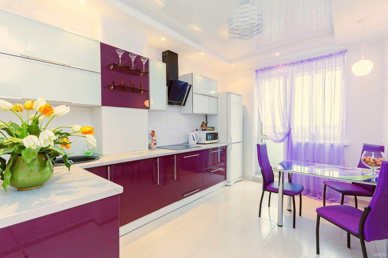 Colore viola nel design di una cucina moderna