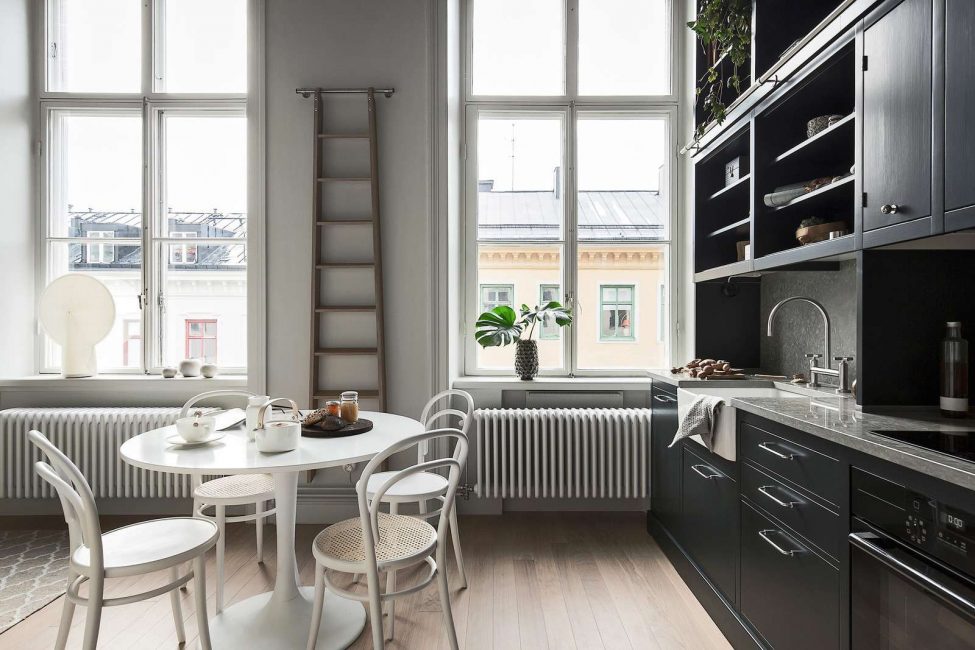 Cuisine scandinave avec mobilier noir