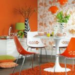 Table en plastique sur un tapis orange