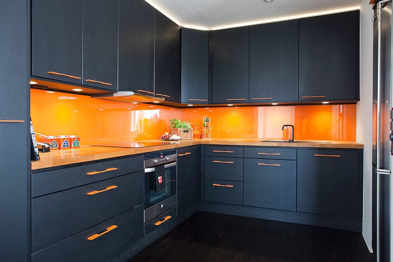 Tablier orange et façades noires