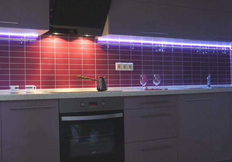 Bellissima illuminazione dell'area di lavoro con striscia LED