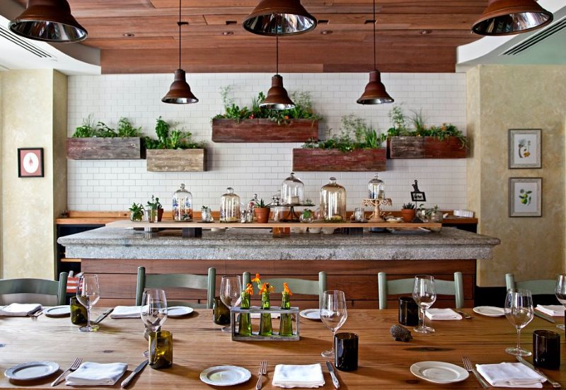 Boîtes en bois avec des herbes sur le mur de la cuisine