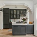 Arco con modanature in stucco all'interno della cucina