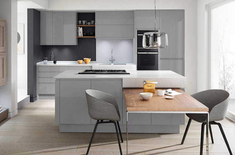 Cuisine lumineuse dans un style contemporain avec des meubles gris