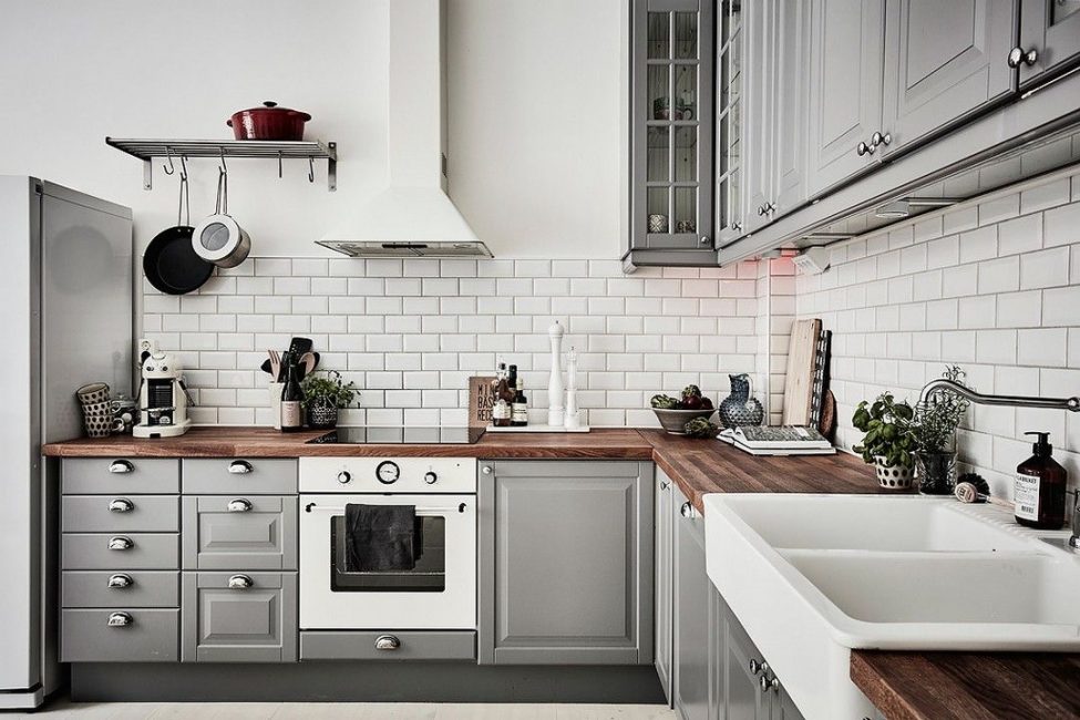 Cucina scandinava d'angolo in grigio