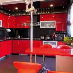 Elegante cucina rossa con minibar