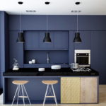 Couleur bleue lors de la décoration d'une petite cuisine