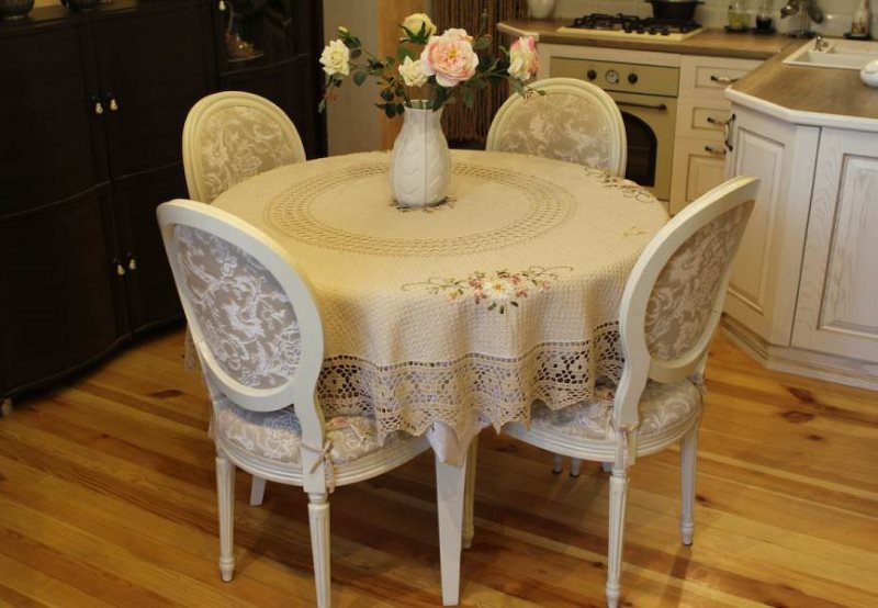 Nappe sur une table ronde dans la cuisine d'un appartement moderne