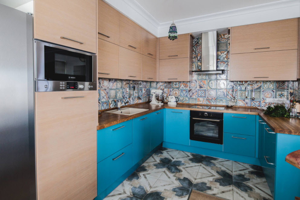 Cucina marrone-blu in stile moderno