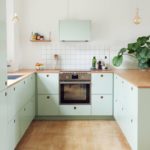 Cucina moderna con bellissime facciate color menta