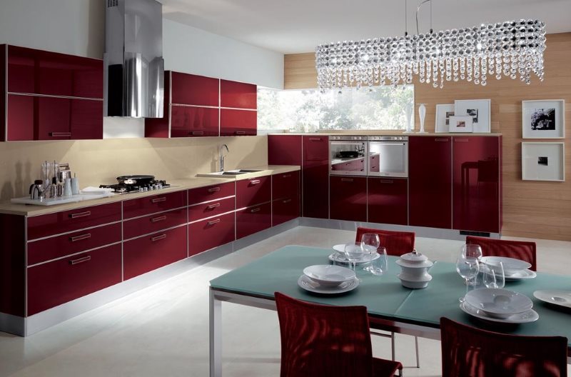 Lampadario in vetro sul soffitto della cucina con un set bordeaux