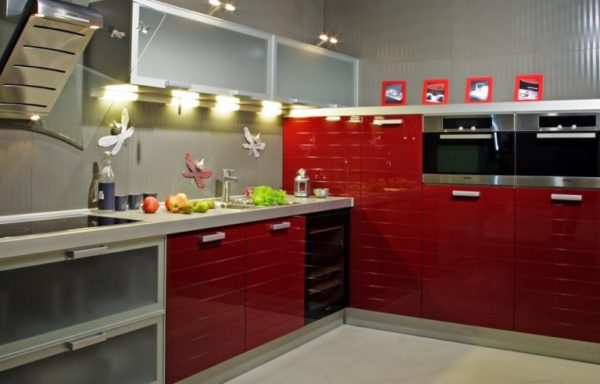 Set da cucina con facciate rosse lucide