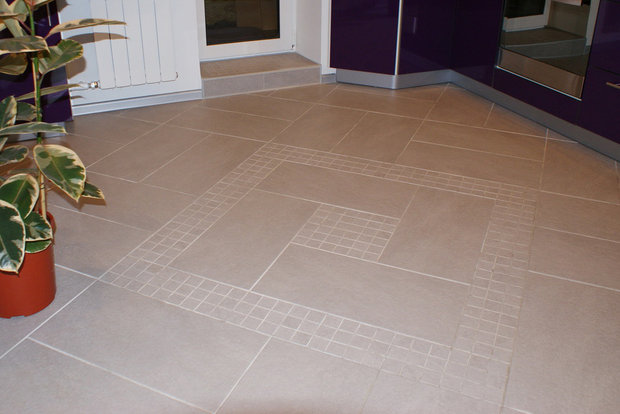 Plancher de carreaux de céramique grand format avec petits inserts