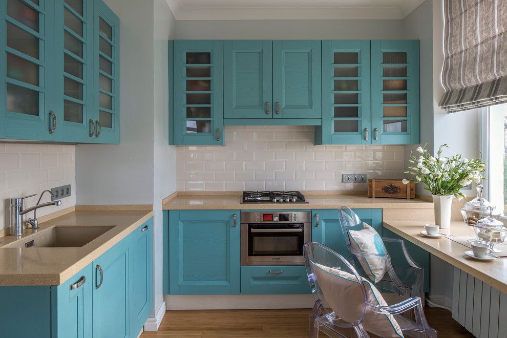 Corner kitchen with a blue set and a table instead of a windowsill