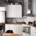 Una cappa per una piccola cucina dovrebbe essere selezionata in base al layout e alle dimensioni della stanza