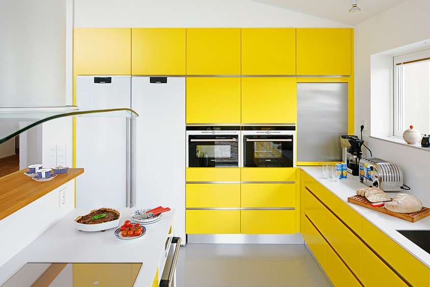 Conception d'une cuisine moderne avec un ensemble jaune